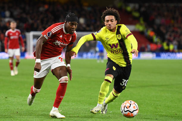 但他们都携 但他们都携